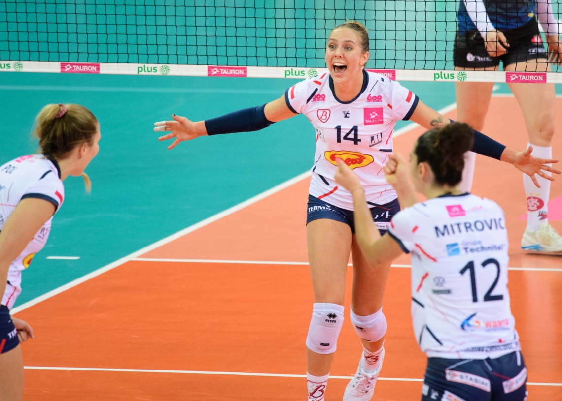 Drużyna 1. kolejki TAURON Ligi. Linia przyjęcia w niebiesko-biało-czerwonych barwach 1 Drużyna 1. kolejki TAURON Ligi. Linia przyjęcia w niebiesko-biało-czerwonych barwach