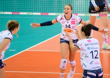Drużyna 1. kolejki TAURON Ligi. Linia przyjęcia w niebiesko-biało-czerwonych barwach
