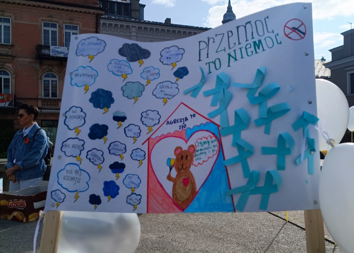 200 uczniów z Piotrkowa wzięło udział w antyprzemocowym happeningu [ZDJĘCIA]
