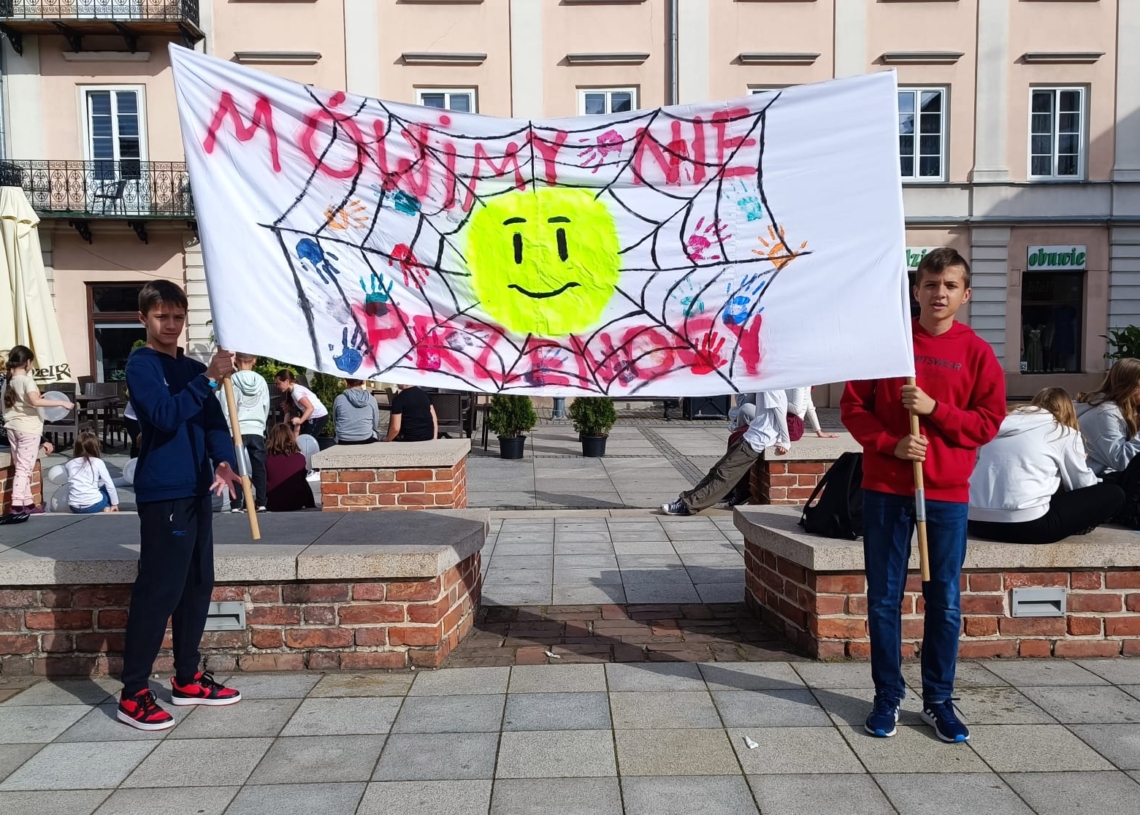 200 uczniów z Piotrkowa wzięło udział w antyprzemocowym happeningu [ZDJĘCIA]