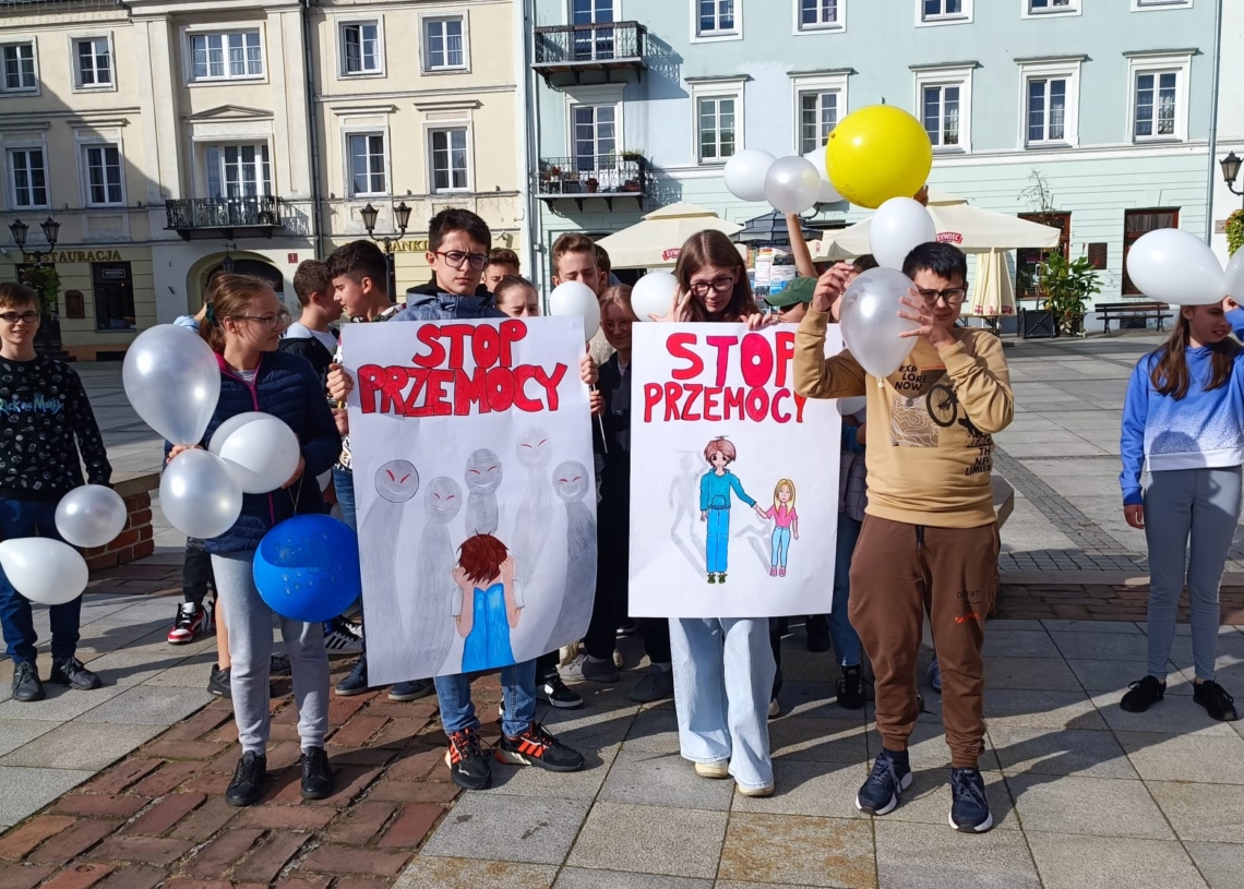 200 uczniów z Piotrkowa wzięło udział w antyprzemocowym happeningu [ZDJĘCIA]
