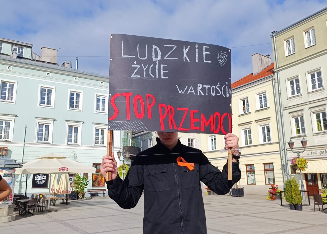 200 uczniów z Piotrkowa wzięło udział w antyprzemocowym happeningu [ZDJĘCIA]