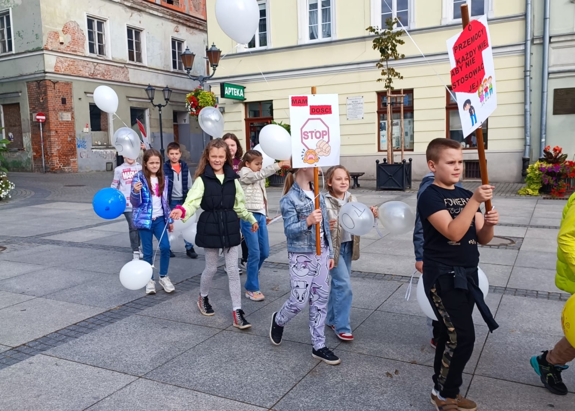200 uczniów z Piotrkowa wzięło udział w antyprzemocowym happeningu [ZDJĘCIA]