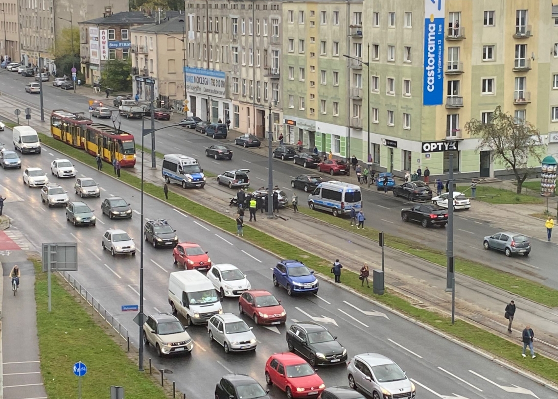 Samochód w torowisku na ul. Piłsudskiego w Łodzi