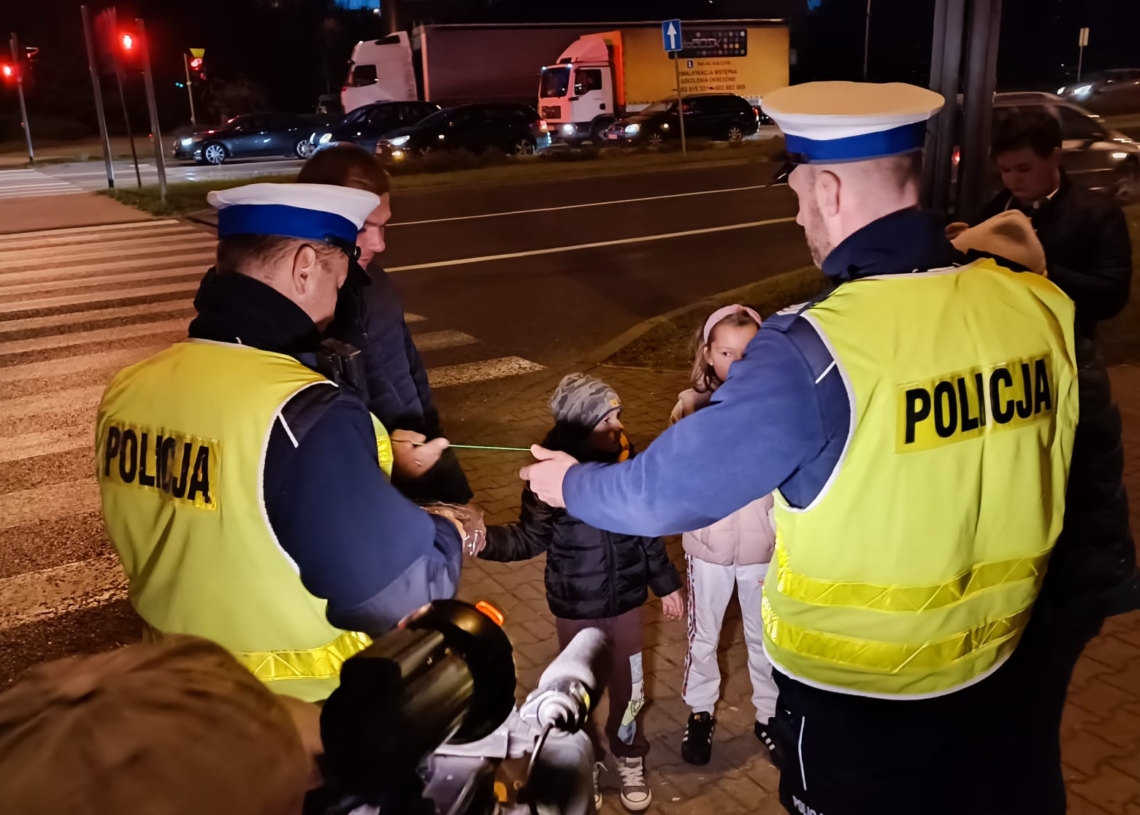 Pracownicy piotrkowskiego WORD rozdawali elementy odblaskowe