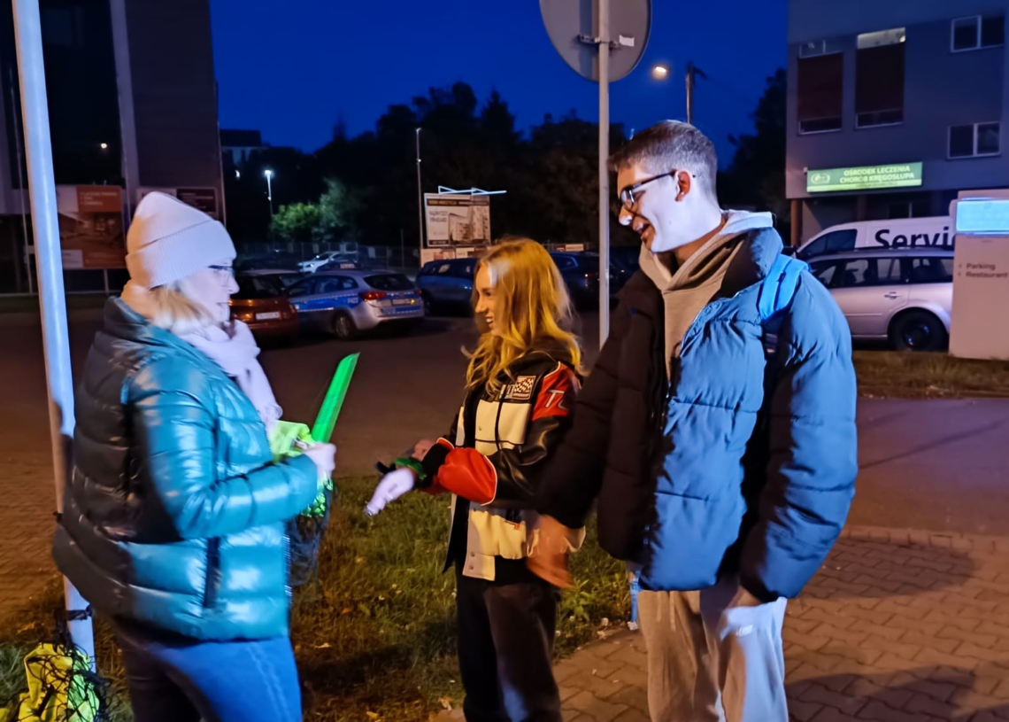 Pracownicy piotrkowskiego WORD rozdawali elementy odblaskowe