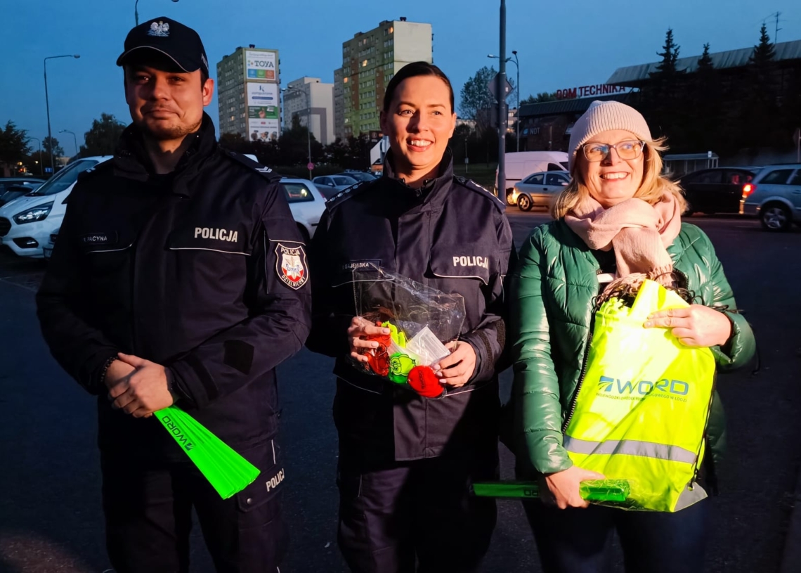 Pracownicy piotrkowskiego WORD rozdawali elementy odblaskowe
