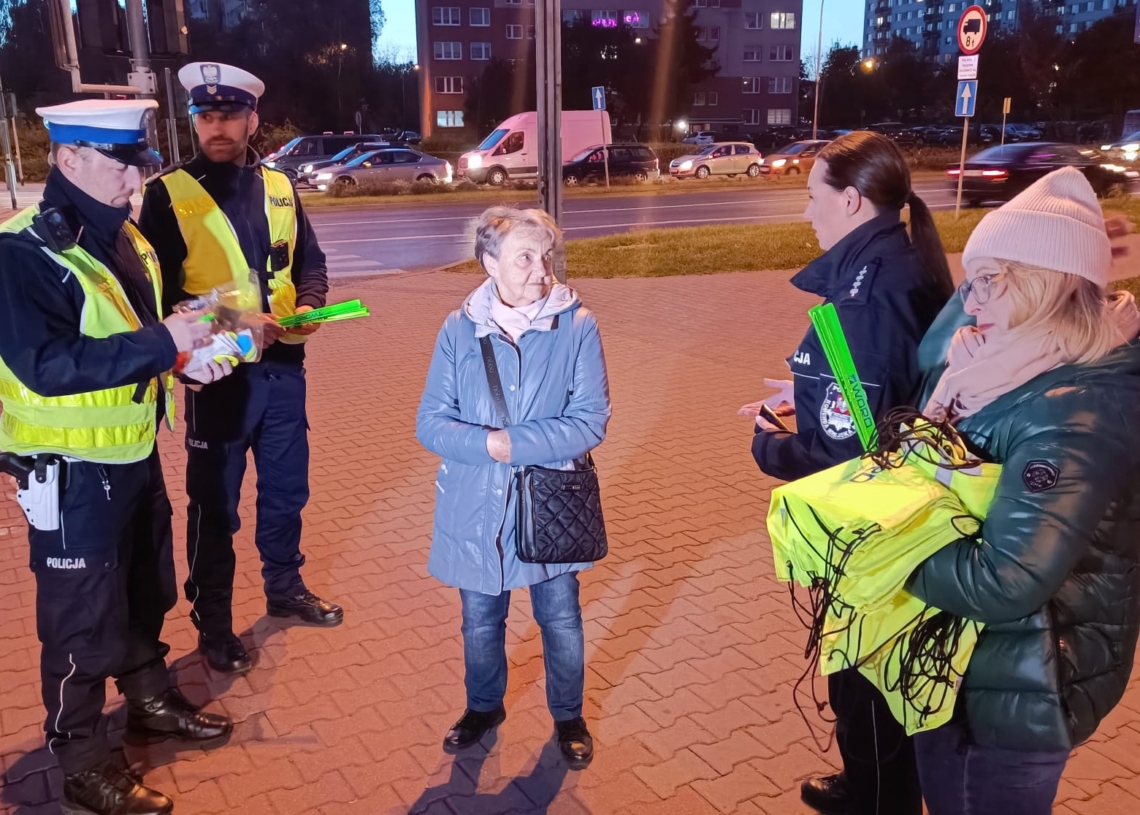 Pracownicy piotrkowskiego WORD rozdawali elementy odblaskowe