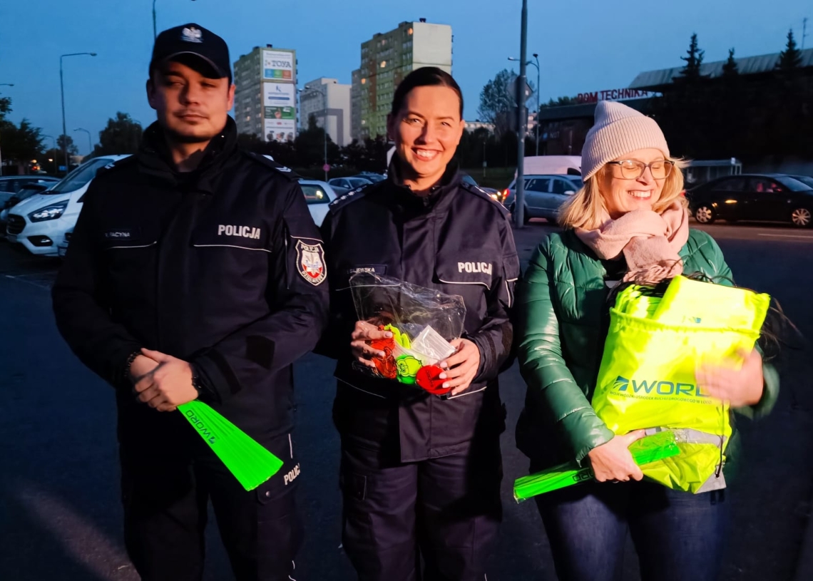 Pracownicy piotrkowskiego WORD rozdawali elementy odblaskowe
