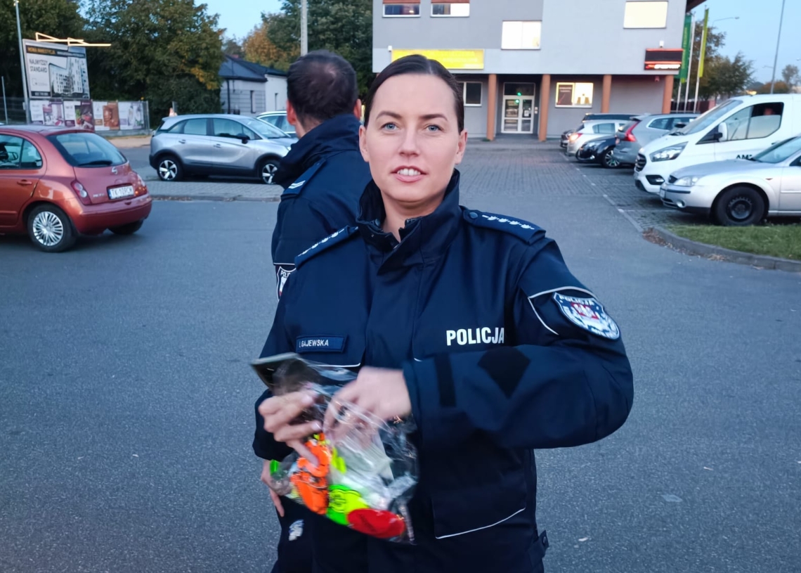 Pracownicy piotrkowskiego WORD rozdawali elementy odblaskowe