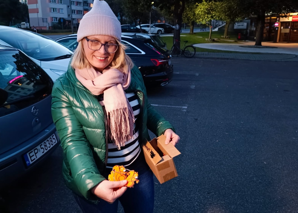Pracownicy piotrkowskiego WORD rozdawali elementy odblaskowe