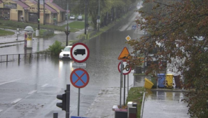 Liczne rozlewiska wody w Łodzi. Opóźnienia w komunikacji miejskiej