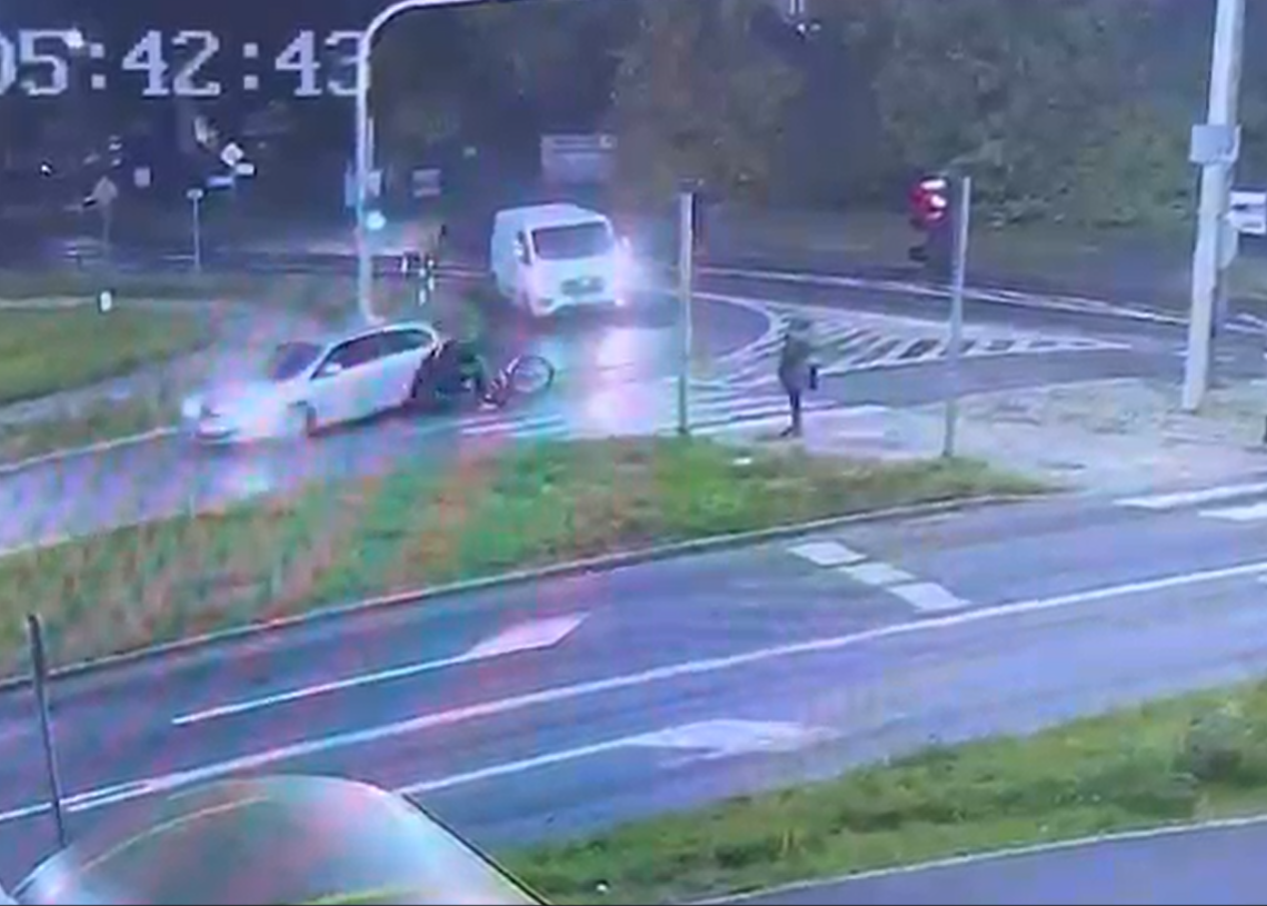 Pabianice: Wjechał rowerem na przejście dla pieszych wprost pod koła osobówki