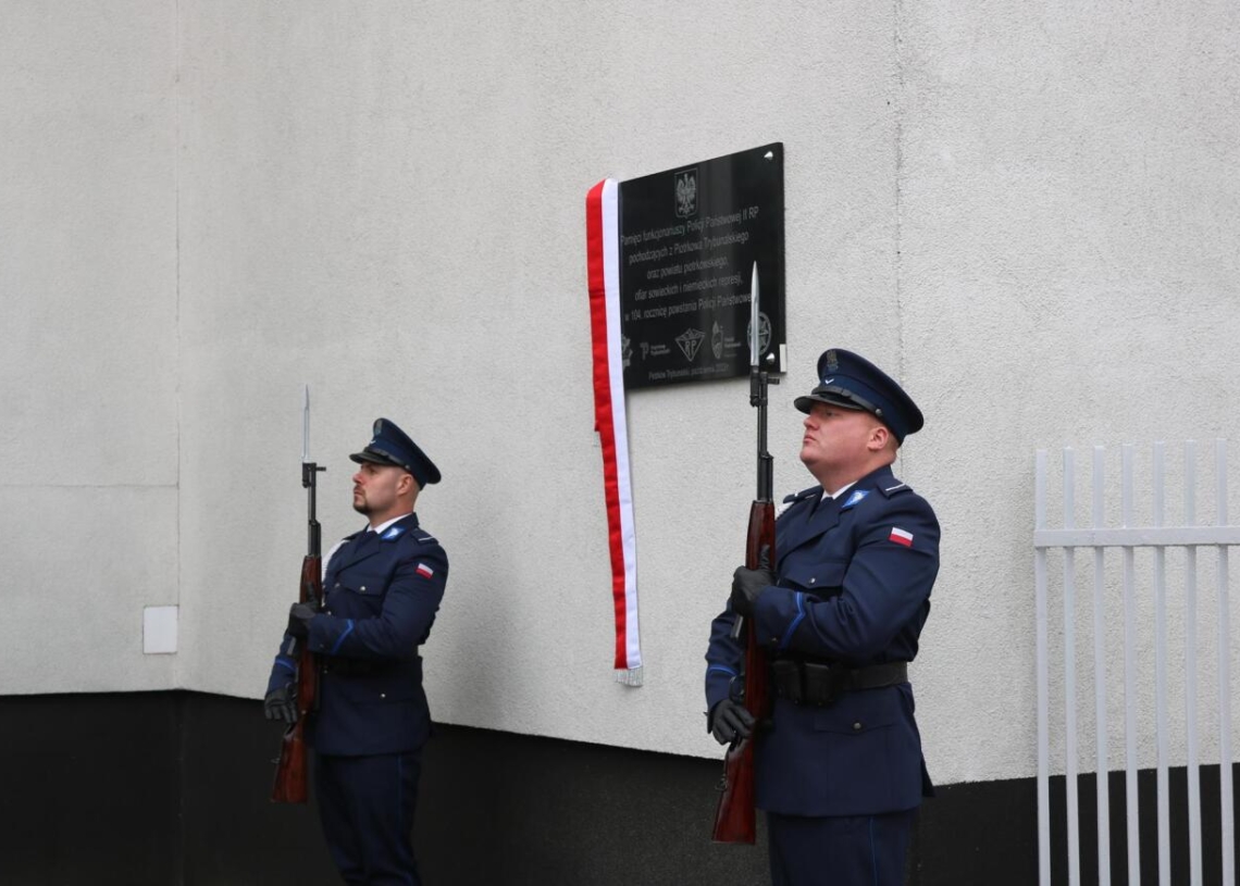 Piotrków Trybunalski: odsłonięto tablicę upamiętniającą funkcjonariuszy Policji Państwowej II RP