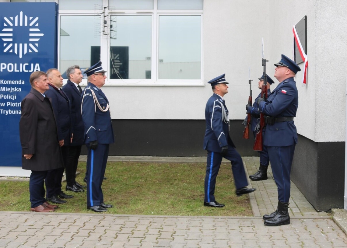 Piotrków Trybunalski: odsłonięto tablicę upamiętniającą funkcjonariuszy Policji Państwowej II RP
