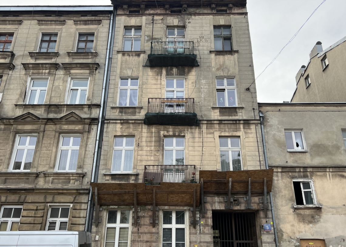 Stan kamienicy przy ul. Żeromskiego 5 zagraża bezpieczeństwu lokatorów. Mimo to nie dostali lokali zastępczych [ZDJĘCIA+WIDEO]