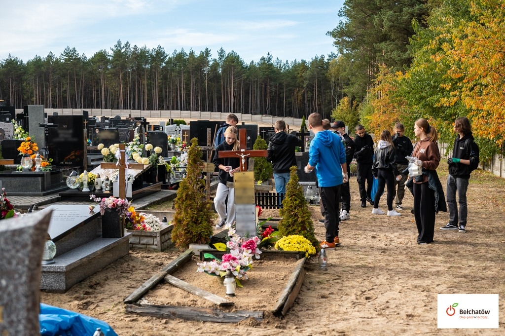 Akcja „Ocalić od zapomnienia” w Bełchatowie. Uczniowie sprzątali groby osób pochowanych przez MOPS 1 Ocalić od zapomnienia w Bełchatowie
