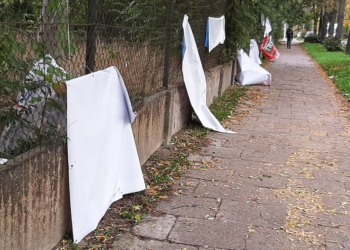 Plakaty wyborcze po wyborach. Kto je posprząta? 4 Plakaty wyborcze po wyborach