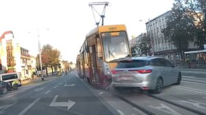 Nieudane zawracanie przed tramwajem w Pabianicach