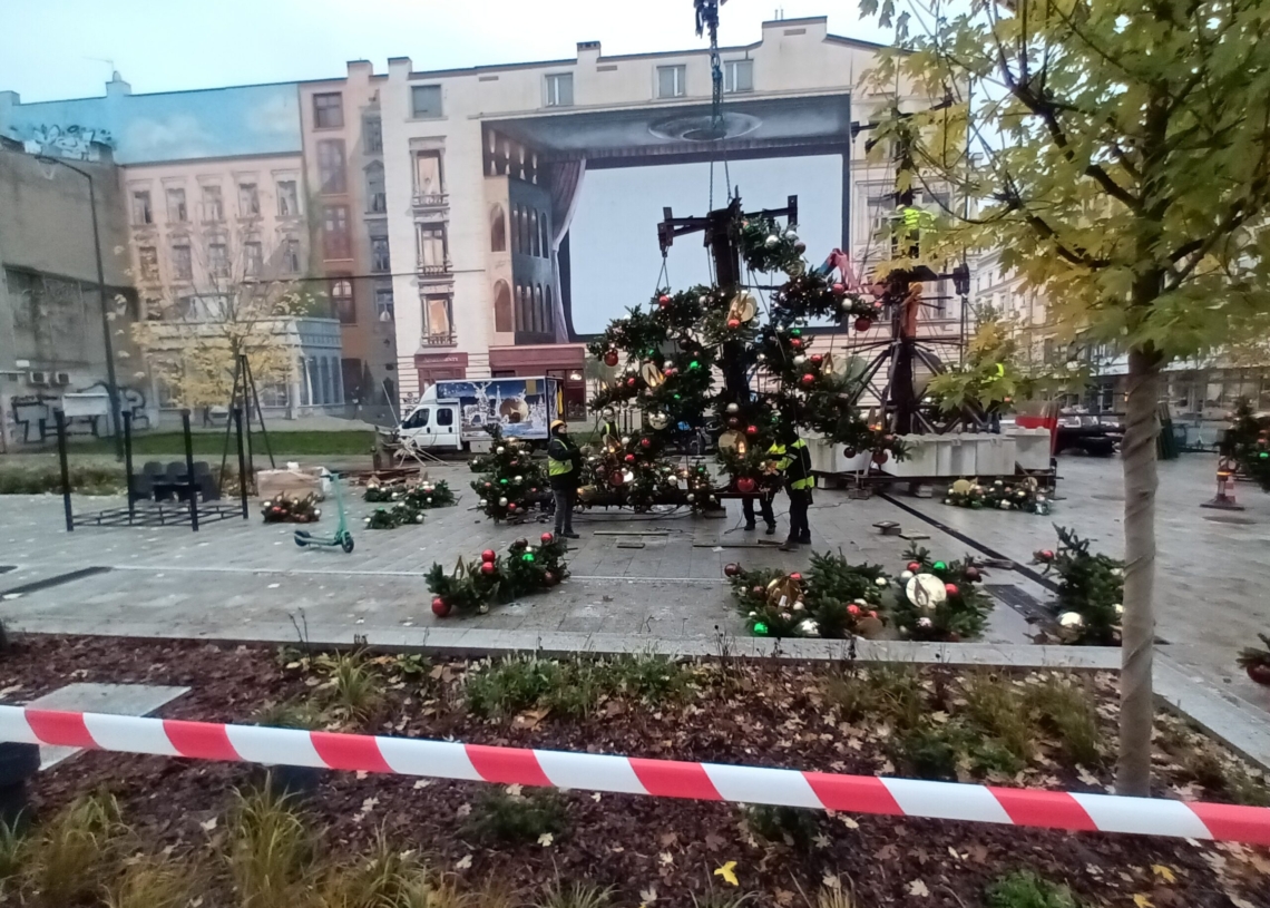 Choinka miejska stanęła na pasażu Schillera w Łodzi
