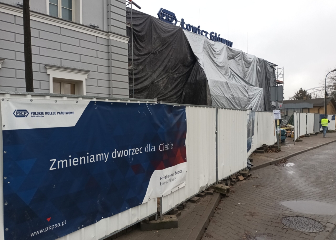 Nowy dworzec kolejowy w Łowiczu będzie gotowy w pierwszym kwartale 2024 r. [WIZUALIZACJE]