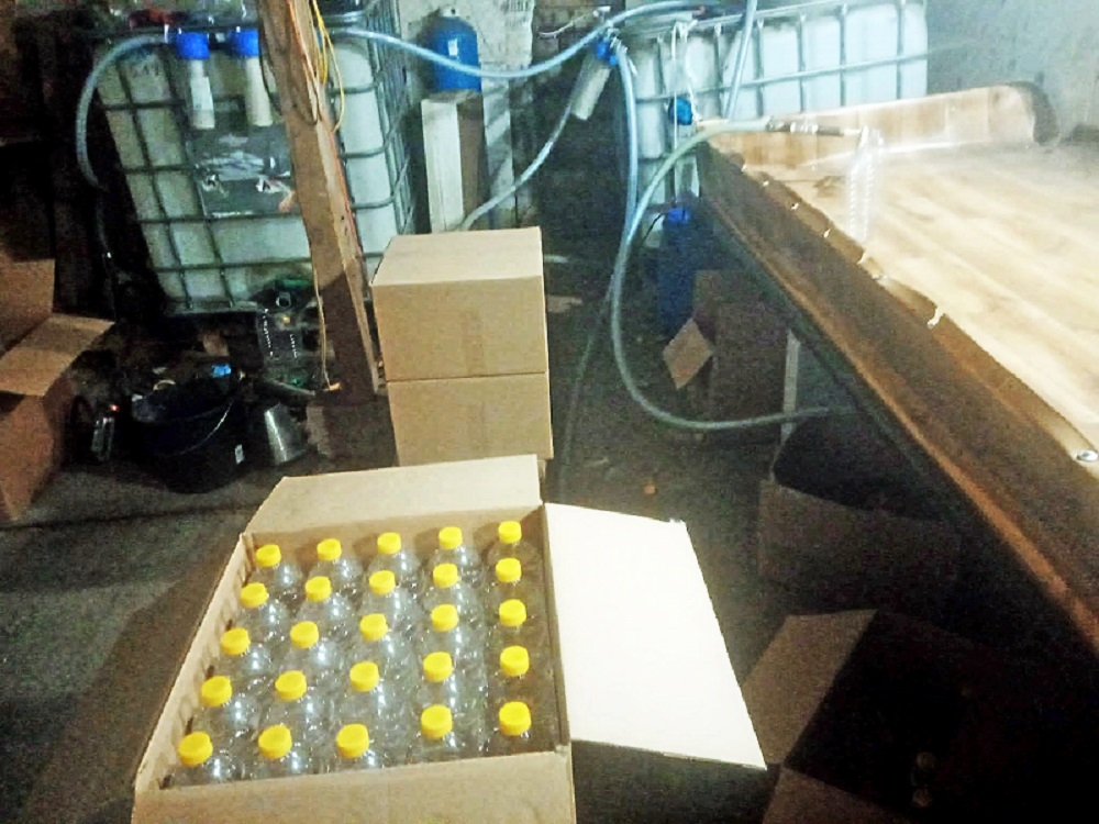 KAS zatrzymała ponad 2 tys. litrów alkoholu i 20 tys. papierosów na terenie posesji w powiecie piotrkowskim