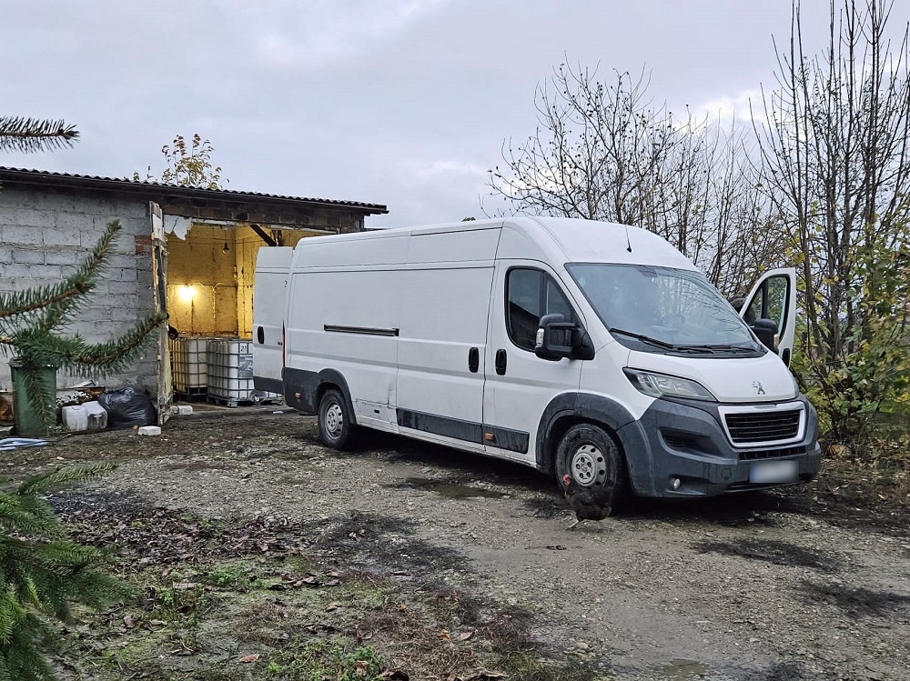 KAS zatrzymała ponad 2 tys. litrów alkoholu i 20 tys. papierosów na terenie posesji w powiecie piotrkowskim
