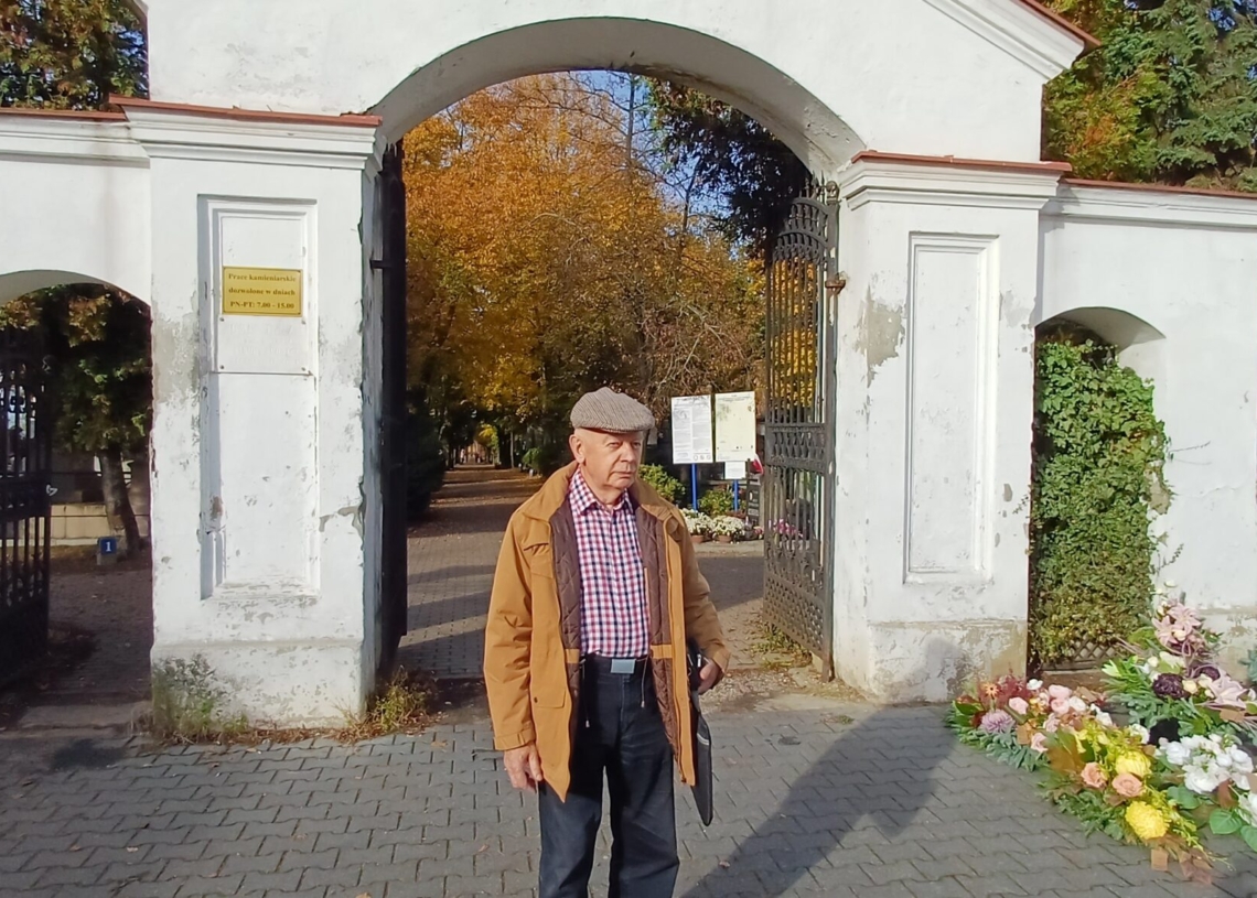 Piotrków: wolontariusze zbierają pieniądze na ratowanie starego cmentarza