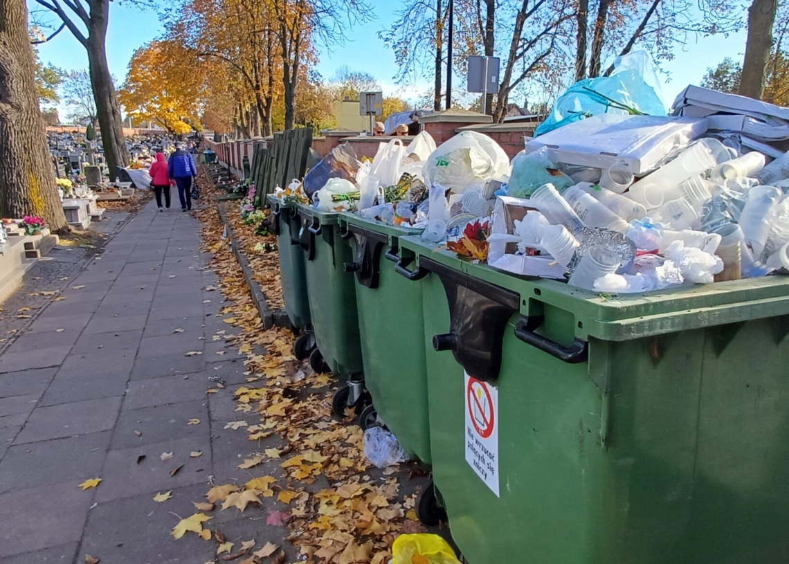Tona śmieci po Wszystkich Świętych