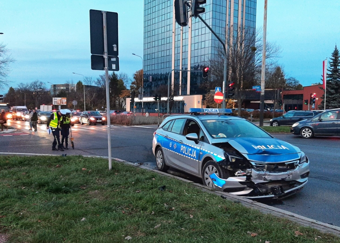 Zderzenie radiowozu z taksówką na ul. Kopcińskiego przy ul. Jaracza