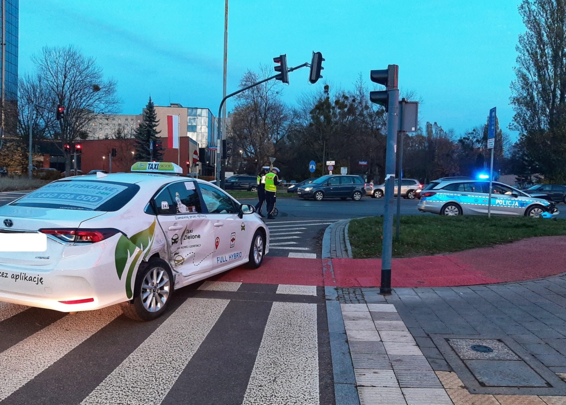 Zderzenie radiowozu z taksówką na ul. Kopcińskiego przy ul. Jaracza