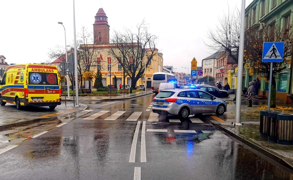 Potrącenie na pasach w Rawie Mazowieckiej. Policja wyjaśnia okoliczności zdarzenia 1 Potrącenie na pasach w Rawie Mazowieckiej