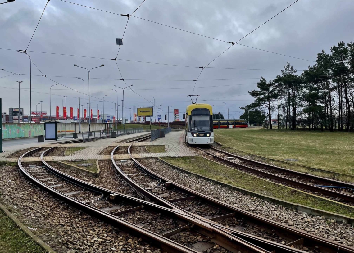 Tramwaj linii 41 potrącił pieszego na ul. Pabianickiej przy ul. 3 Maja 1 zatrzymanie ruchu tramwajowego na ul. Pabianickiej