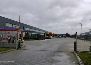 Pożar w fabryce przy ul. Haeringa. Konieczna ewakuacja niemal 1 tys. osób