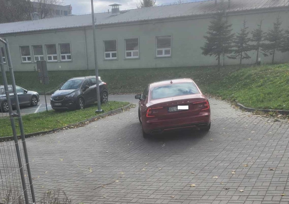 Pięciolatek, który doznał urazu na cmentarzu, trafił w eskorcie policji do szpitala