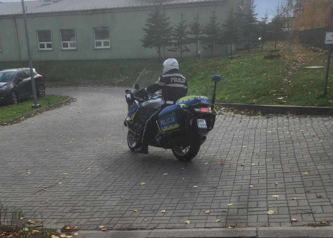 Pięciolatek, który doznał urazu na cmentarzu, trafił w eskorcie policji do szpitala