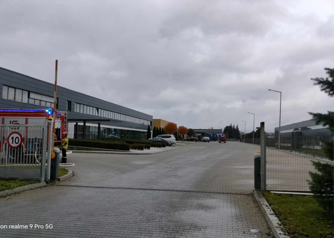 Pożar w fabryce przy ul. Haeringa. Konieczna ewakuacja niemal 1 tys. osób