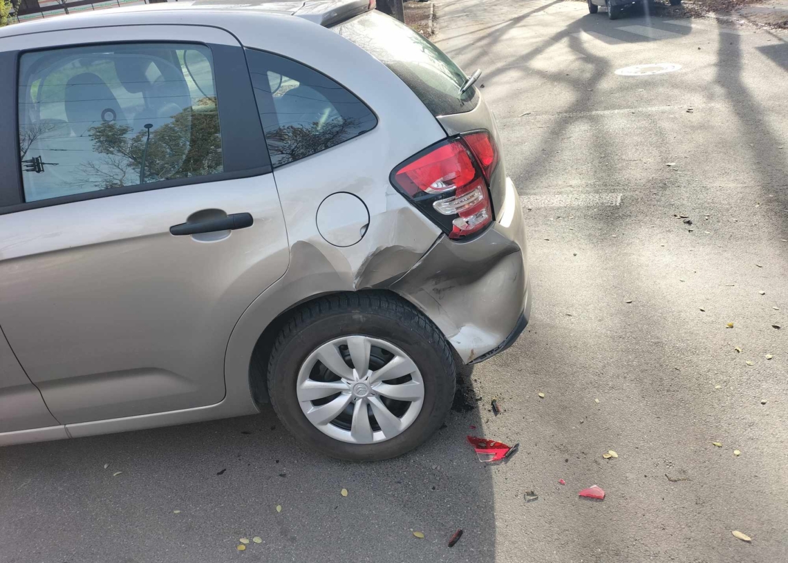 Zderzenie samochodu z tramwajem na ul. Dąbrowskiego w Łodzi