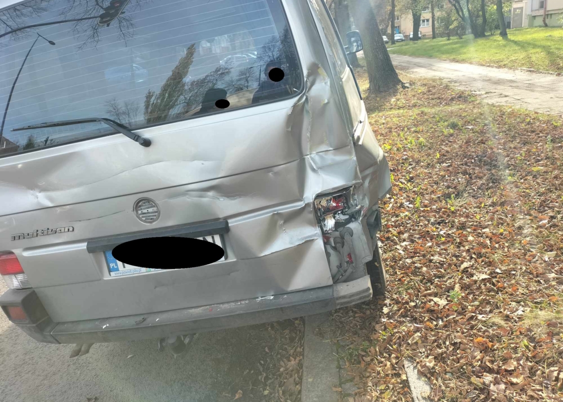 Zderzenie samochodu z tramwajem na ul. Dąbrowskiego w Łodzi