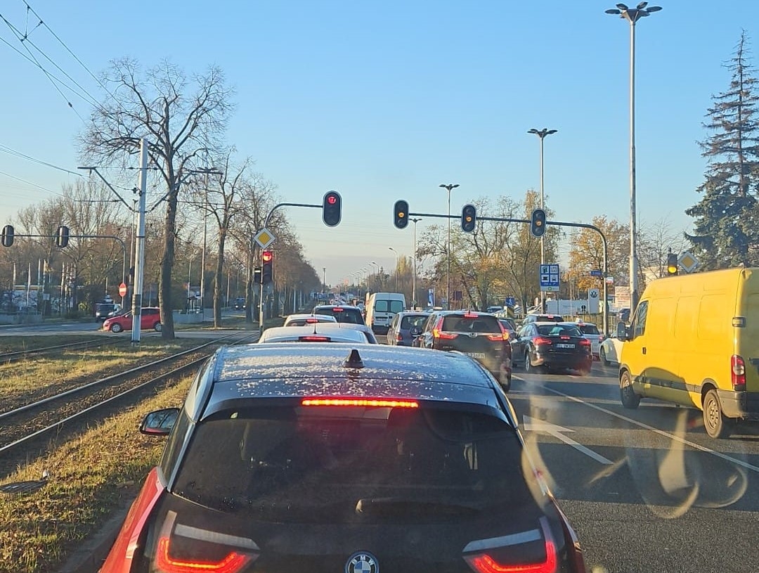 Wypadek na ul. Pabianickiej. Zatrzymanie ruchu tramwajowego i autobusowego trwało ponad godzinę 1 wypadek na ul. Pabianickiej