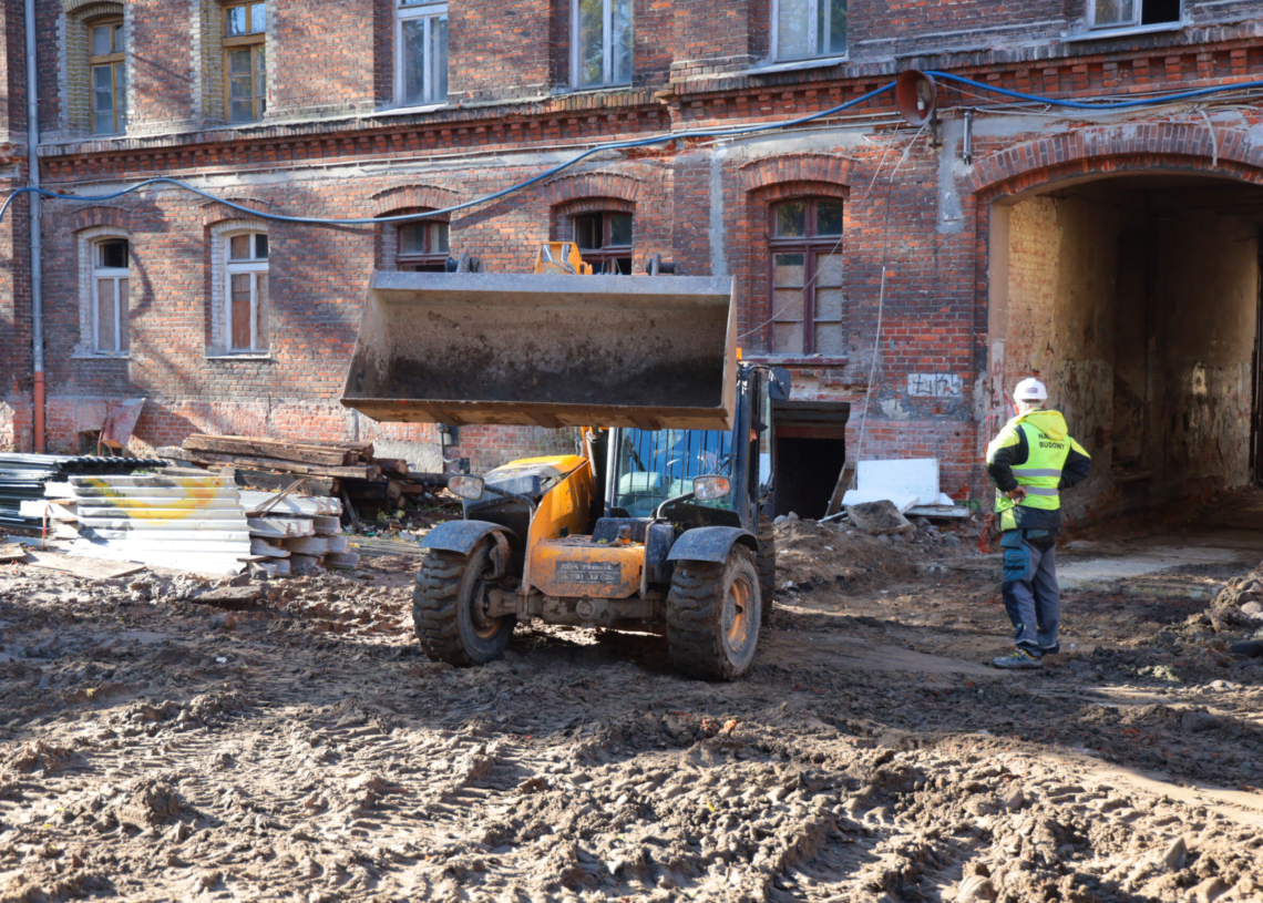 Rewitalizacja famuł przy ul. Ogrodowej 24. Zakończono rozbiórki dwóch budynków gospodarczych