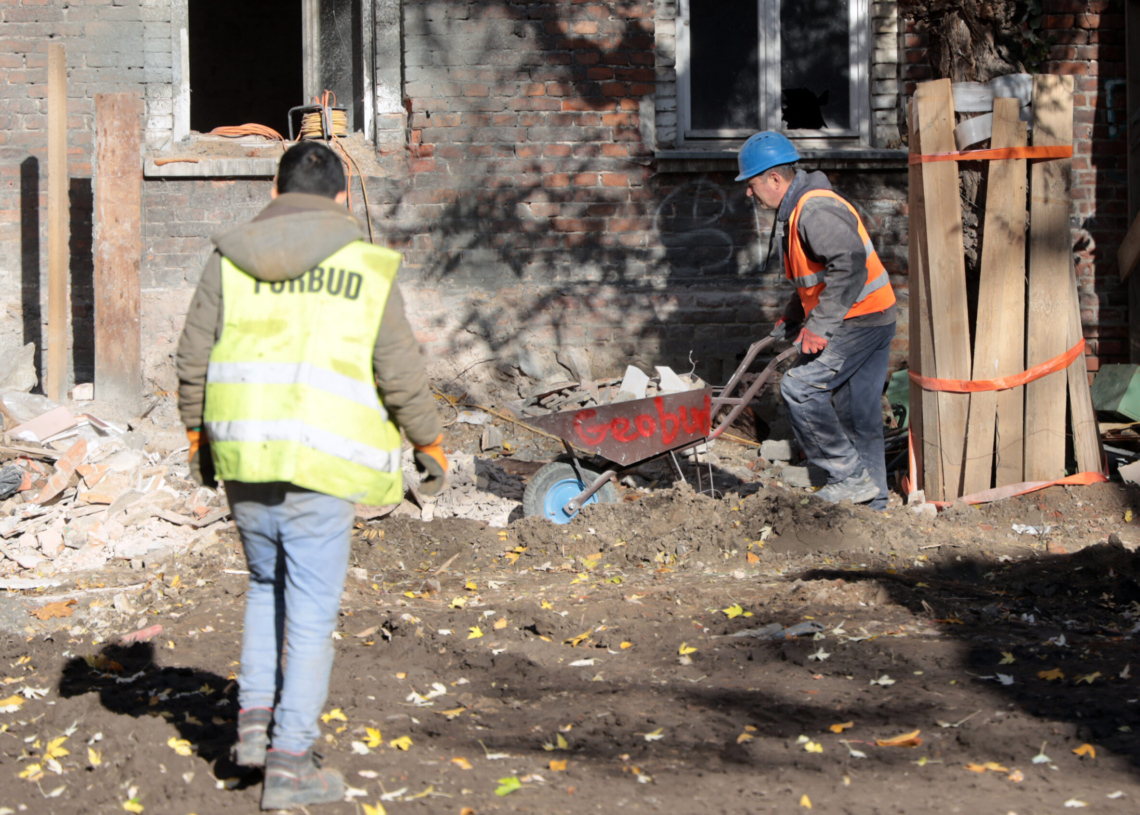 Rewitalizacja famuł przy ul. Ogrodowej 24. Zakończono rozbiórki dwóch budynków gospodarczych