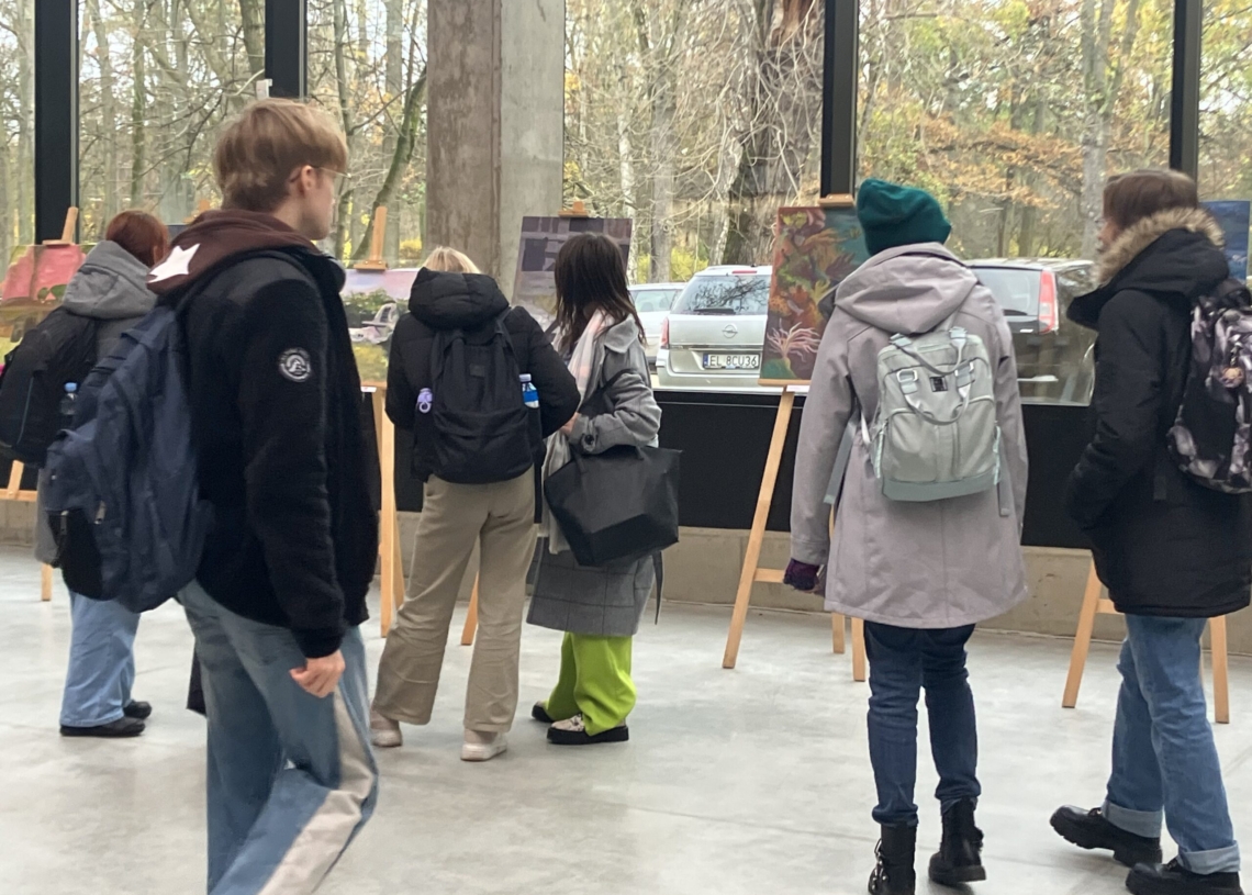 "Co oni zmalowali". Obrazy z mieszkańcami łódzkiego zoo stworzone przez uczniów jednego z liceów
