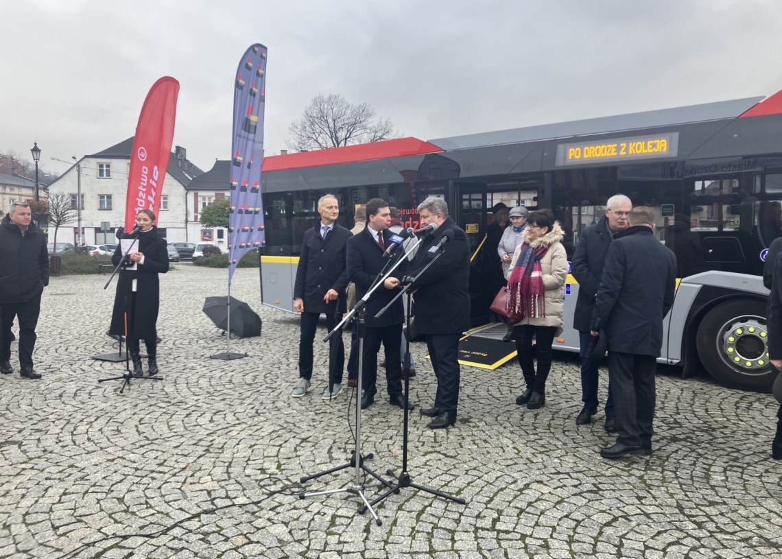 Mieszkańcy Ozorkowa i Parzęczewa będą mogli bezpośrednio dojechać do kolei autobusem