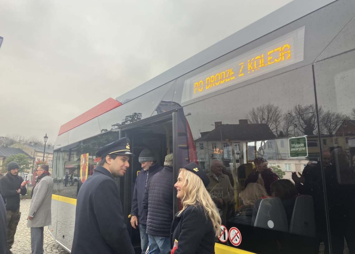 do kolei autobusem
