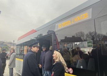 do kolei autobusem