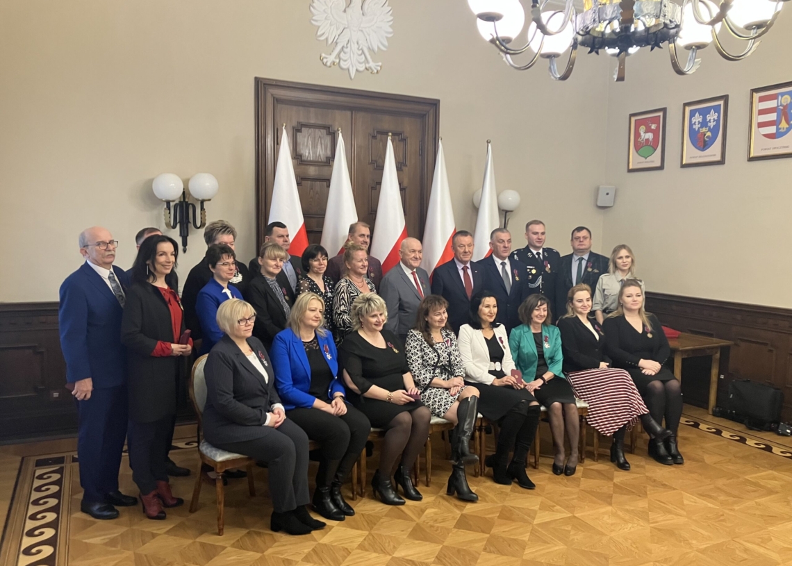 Państwowe odznaczenia dla 26 mieszkańców województwa łódzkiego [ZDJĘCIA]