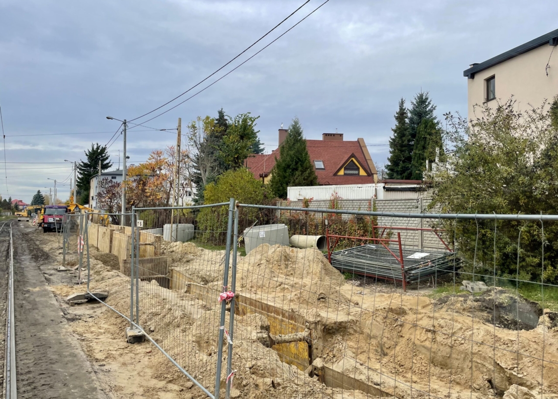 Torowisko na ul. Telefonicznej tonie w błocie. Tramwaje się na nim ślizgają, a auta mogą w nim utknąć [ZDJĘCIA]