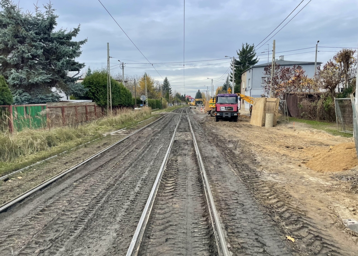 Torowisko na ul. Telefonicznej tonie w błocie. Tramwaje się na nim ślizgają, a auta mogą w nim utknąć [ZDJĘCIA]