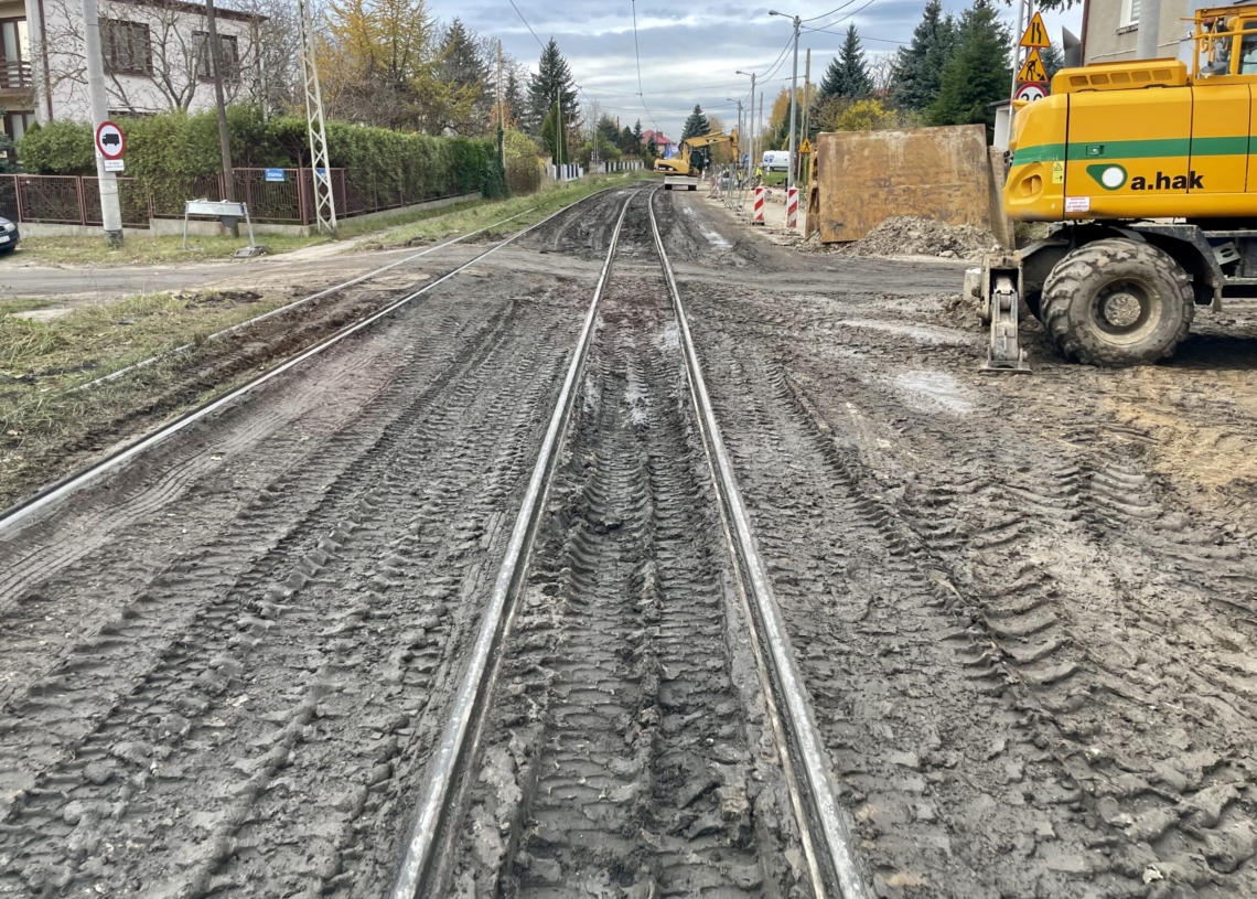 Torowisko na ul. Telefonicznej tonie w błocie. Tramwaje się na nim ślizgają, a auta mogą w nim utknąć [ZDJĘCIA]